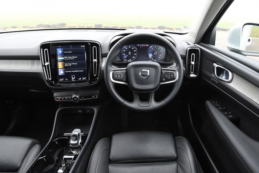 Торпедо Volvo XC40 T4 Inscription 2018 года  (UK) (фото 14 из 15)